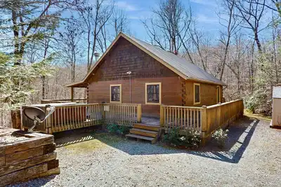 Image de Cottage isolé et amélioré w / salle de jeux, pont enveloppant, et un bain à remous privé