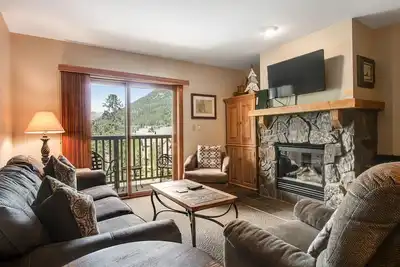 Image de Marchez sur les pistes de ce condo avec une vue magnifique, piscine partagée, bain à remous et sauna!