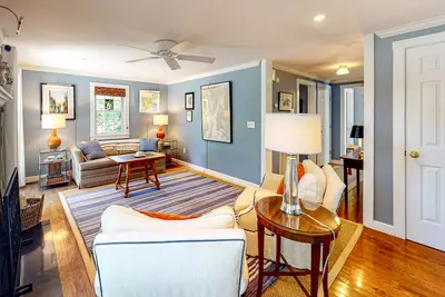 Image de Belle maison pour chiens à distance de marche de la baie et des restaurants