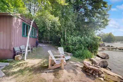Image de Chalet au bord du lac confortable w / quai, vue sur la montagne, endroit paisible et plus encore!