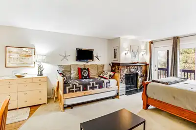 Image de Condo près de la randonnée, ville, sauna partagé, terrasse privée avec une vue imprenable