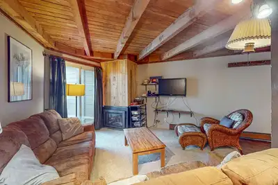 Image de Condo confortable w / balcon, piscine partagée, bain à remous, et sauna - amusement en plein air toute l'année!