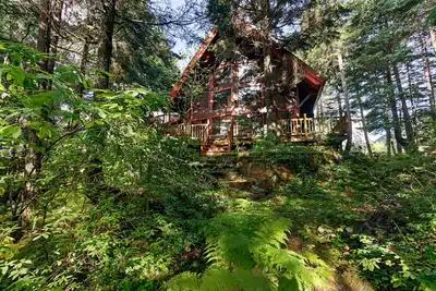 Image de Chalet confortable avec bain à remous privé, 2 cheminées - près des sentiers et des pistes, chiens Ok!