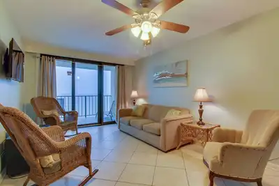 Image de Waterfront condo w / accès à la plage incroyable, piscine partagée, bain à remous, et plus!