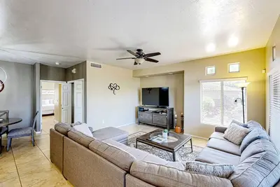 Image de Condo dans le désert mis à jour avec un bain à remous et une piscine partagés!