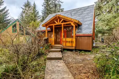 Image de Nouvelle Liste! Chalet confortable près des pistes avec une cuisine complète et un bain à remous