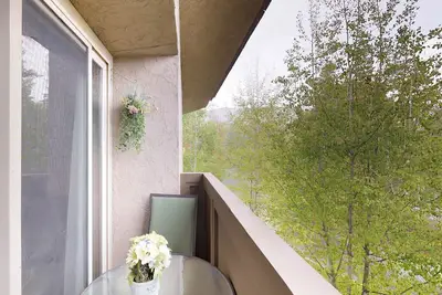 Image de Charmant studio avec piscine commune, bain à remous, tennis - accès facile par ascenseur