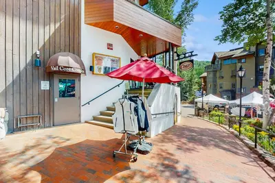 Image de Condo situé au centre, près des magasins, des restaurants, du ski et plus encore!