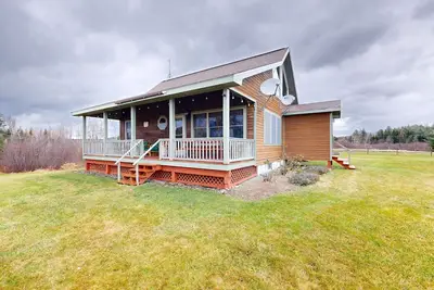 Image de Cozy, chien, chalet en bord de mer avec grande cour, véranda, quai et vue sur le lac