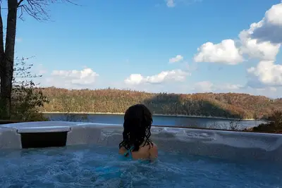 Image de Imprégnez-vous des étoiles dans notre bain à remous et découvrez la meilleure vue sur Dale Hollow!