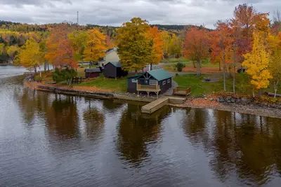 Image de Chalet au bord du lac avec vue épique sur le lac et le mont Kineo et quai privé - chiens Ok