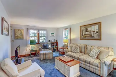 Image de Maison familiale sereine avec terrasse et foyer extérieur - à pied de la plage!