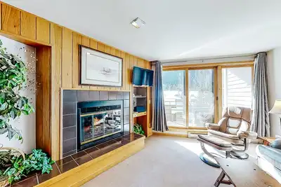 Image de Condo confortable w / superbes vues, piscine partagée et bain à remous - 350 mètres des pistes!