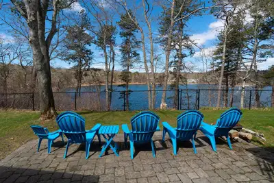 Image de Maison au bord du lac w / porche, patio et cour clôturée - court trajet en voiture de la plage