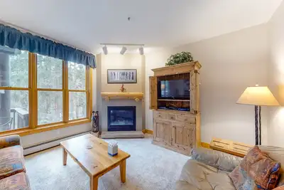 Image de Condo à quelques pas de la navette de ski gratuite, piscine partagée et bains à remous