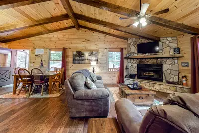 Image de Cabine chien-friendly avec bain à remous privé, cour clôturée, et un endroit magnifique!