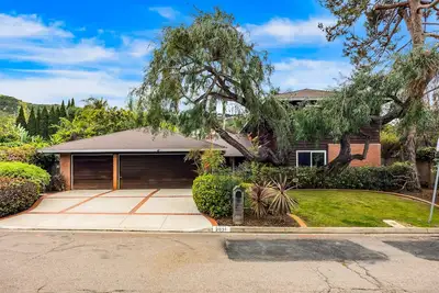 Image de Maison familiale avec piscine privée et divertissement - proche de la plage!
