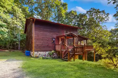 Image de Cabine adaptée aux chiens avec bain à remous privé, terrasse enveloppante, feu extérieur et bien plus encore