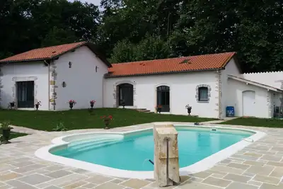 Image de Maison à Bayonne avec piscine dans parc arboré