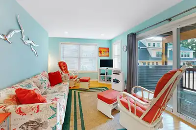 Image de Condo gai avec piscine partagée et excellent emplacement à un mile de la plage d'Ogunquit!
