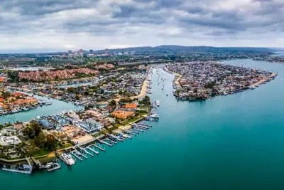 Maison au bord du canal avec terrasse privée, quai et kayaks - à proximité de la plage et de la jetée!
