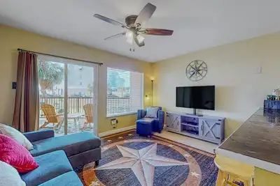 Image de Maison acceptant les chiens récemment mise à jour avec piscine commune, bain à remous et salle de fitness