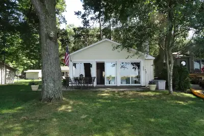 Image de Maison sur le lac. Sortez votre porte pour la natation, le canotage ou le café du matin.