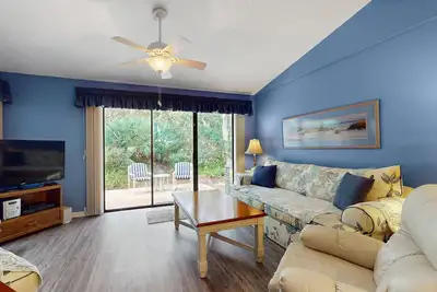 Image de Villa avec terrasse et piscines communes, sauna, tennis et salle de sport - 1 pâté de maisons de la plage, chiens Ok