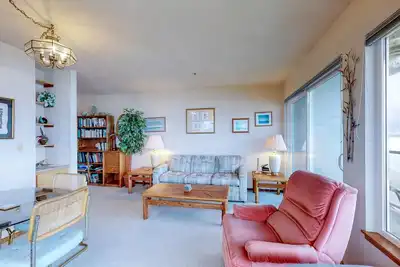 Image de Oceanfront Nye Beach condo avec vue sur l'océan et le phare - excellent emplacement!