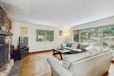 Image de Cabine familiale avec terrasse, foyer, bain à remous et plus - près du mont. capuche