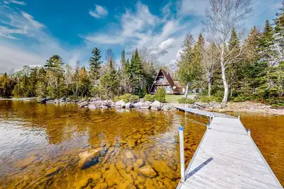 Image de Cabine au bord du lac confortable w / vue magnifique, quai privé et plage de galets!