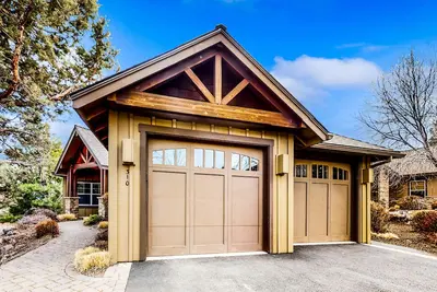 Image de Confortable maison w / cheminées, terrasse et piscine partagée, bain à remous, tennis et plus!