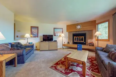 Image de Nouvelle Liste! Condo sur la route de la navette- bains à remous partagés, vues, marchez sur les pistes!