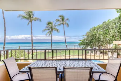 Image de Retraite en bord de mer tropical avec bain à remous partagé, piscine et vue panoramique sur l'océan