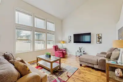 Image de Condo qui accepte les chiens, près de l'aéroport, des courts de tennis et près du centre-ville!