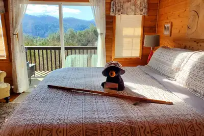 Image de Superbe cabine avec de magnifiques vues sur la montagne et le bain à remous en toutes saisons