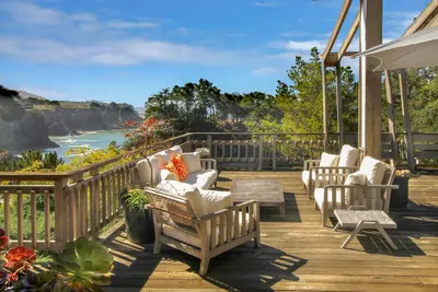 Image de Élégante maison en bord de mer w / superbes vues sur la falaise, terrasse et véranda - à proximité des plages!