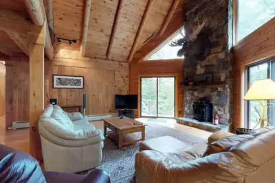 Image de Connectez-vous à la maison sur le lac Moosehead avec quai, plage de galets, foyer et terrasse spacieuse!