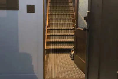 Image de Daim doux et briques chaudes dans un parc Sylish Rogers