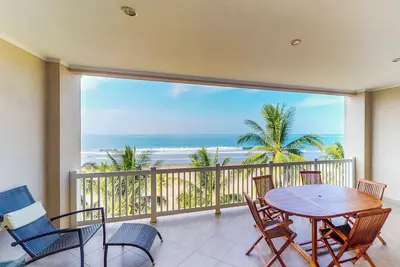 Image de Superbe condo en bord de mer avec piscine partagée et vue panoramique sur l'océan