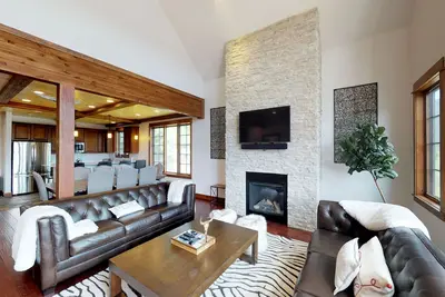 Maison de ville confortable avec bain à remous privé et très bien situé - près des pistes