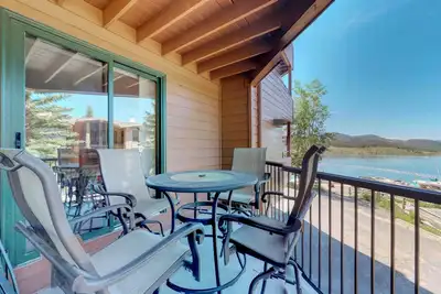 Image de Condo pratique avec vue sur le lac, bain à remous et sauna partagés - à pied du lac, près des pistes