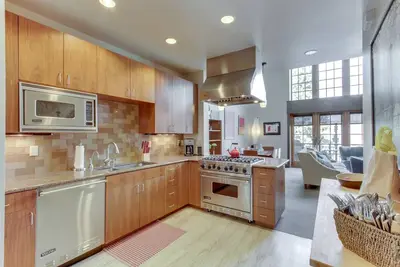 Image de Maison de ville haut de gamme avec un emplacement exceptionnel - à pied des brasseries et de l'amphithéâtre!