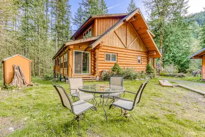 Image de Maison boisée avec terrasse enveloppante - près du golf et des pistes de ski!