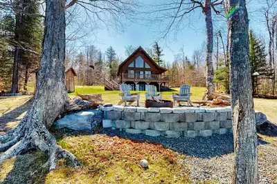Image de Spacieux, cabine au bord du lac w / véranda couverte, vues, et firepit sur la rive - chiens