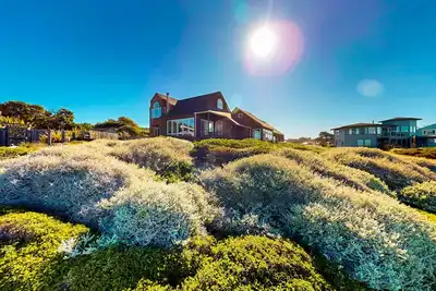 Image de Superbe maison au bord de l'eau avec accès facile à la plage, Wi-Fi gratuit et plus encore!