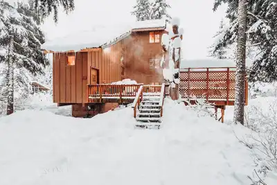 Image de Chalet w / bain à remous privé dans un endroit calme à 3 pâtés de maisons de la station - chiens acceptés