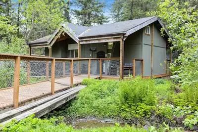 Image de Chalet acceptant les chiens avec bain �� remous privé, très bien situé et vue