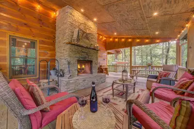 Image de Cabine confortable près de la rivière propose un bain à remous privé, une connexion Wi-Fi gratuite et un excellent emplacement!