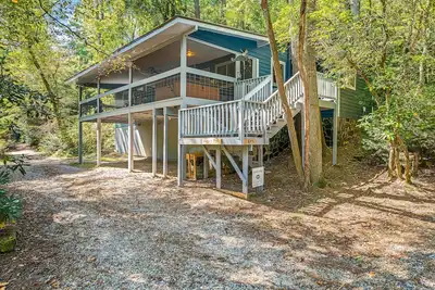 Image de Riverfront cabine w / bain à remous privé, véranda, et grill!